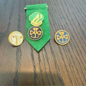 Girl Scouts Pin Set with Green Ribbon‎